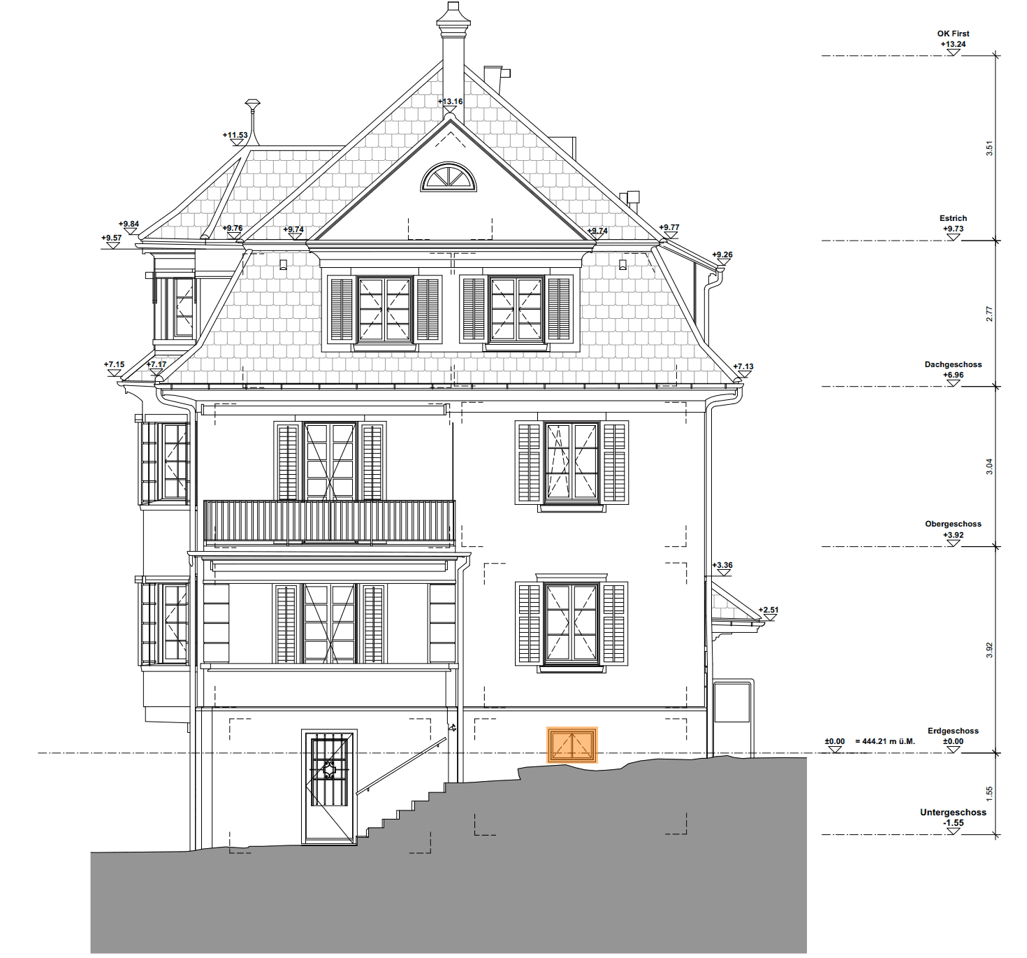 Technische Zeichnung eines traditionellen Hauses mit Beschriftungen und Abmessungen, Seitenansicht zur architektonischen Darstellung.