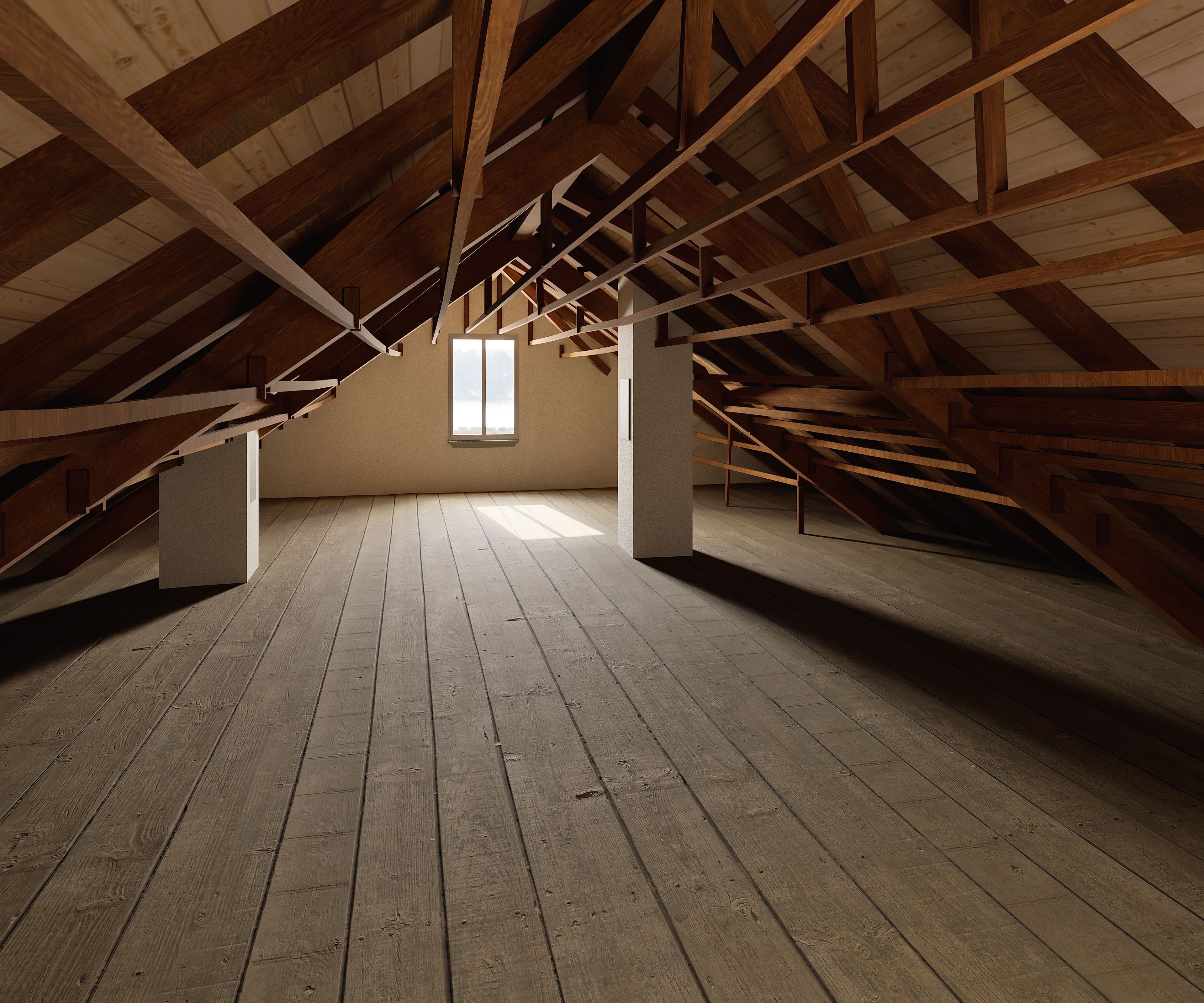 Geräumiger Dachboden mit Holzboden und sichtbaren Holzbalken, seitliches Fenster lässt Tageslicht herein.