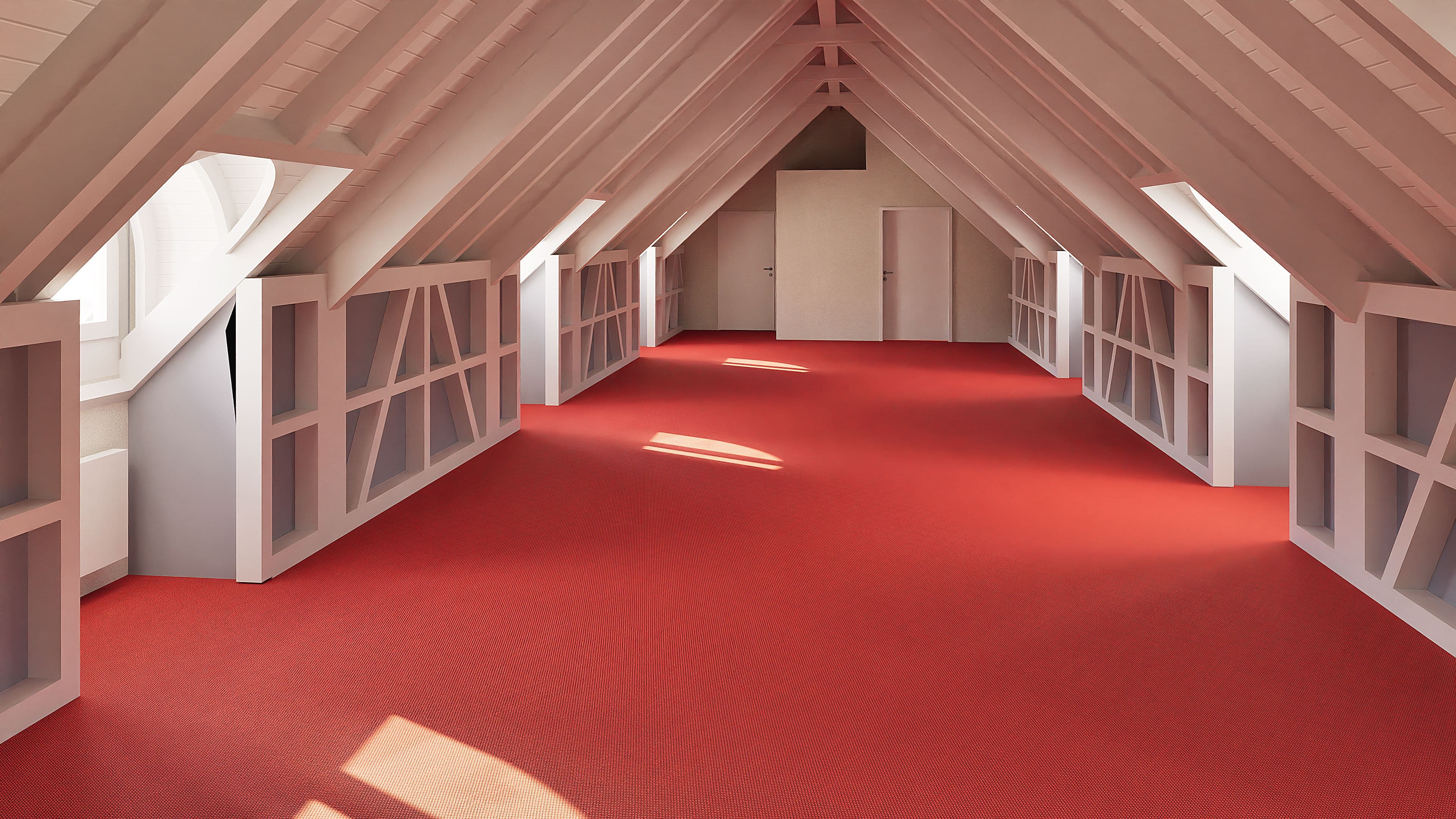 Dachboden mit roten Teppichboden, Holzbalken und eingebauten Regalen unter den Dachschrägen.