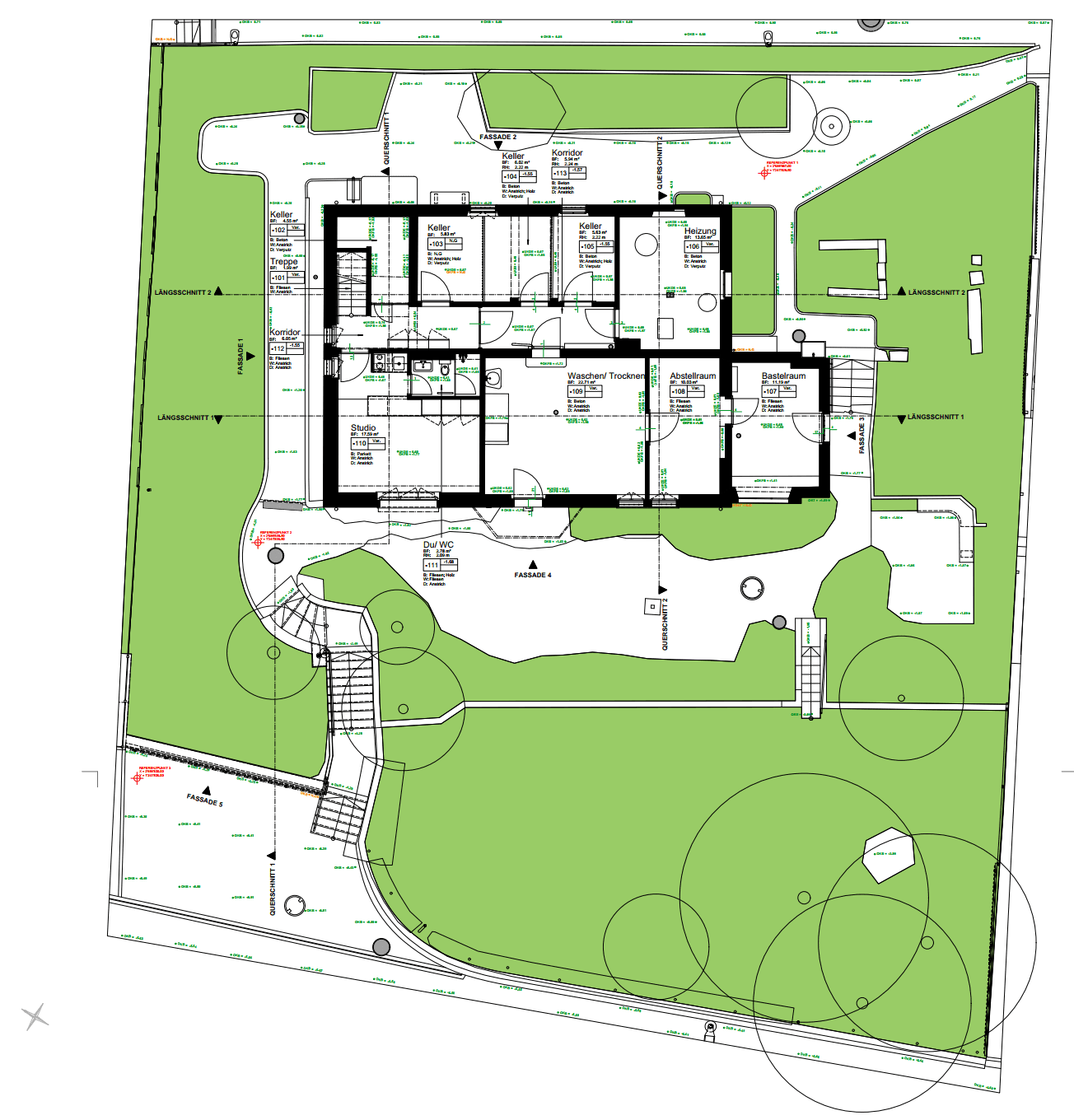 Grundrisszeichnung eines Hauses mit Beschriftungen und umgebendem Garten.