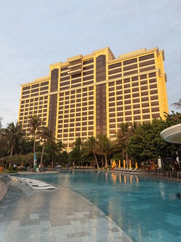 Internationale Mitarbeitende bei einer Teambuilding-Challenge in Vietnam