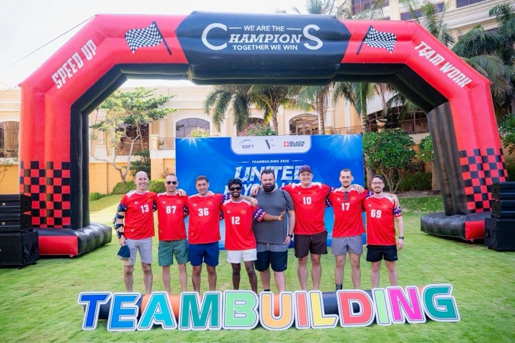 Mitarbeitende bei einem Teambuilding Event am Strand in Vietnam
