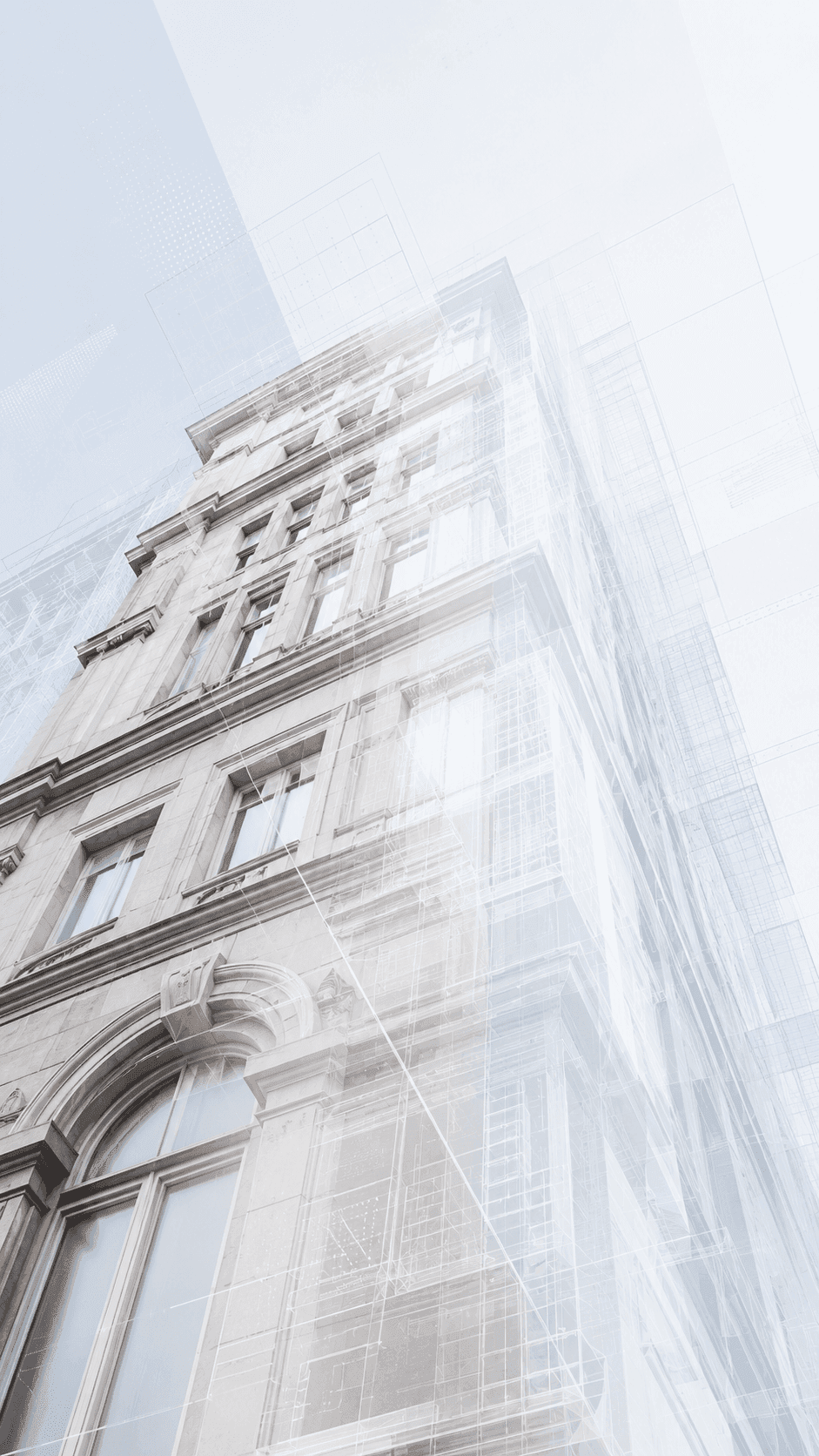 Moderne Architekturvisualisierung: historisches Mehrstöckiges Gebäude in Perspektive, überlagert mit transparenten Bauplan- und 3D-Drahtgitterlinien auf hellem Hintergrund.