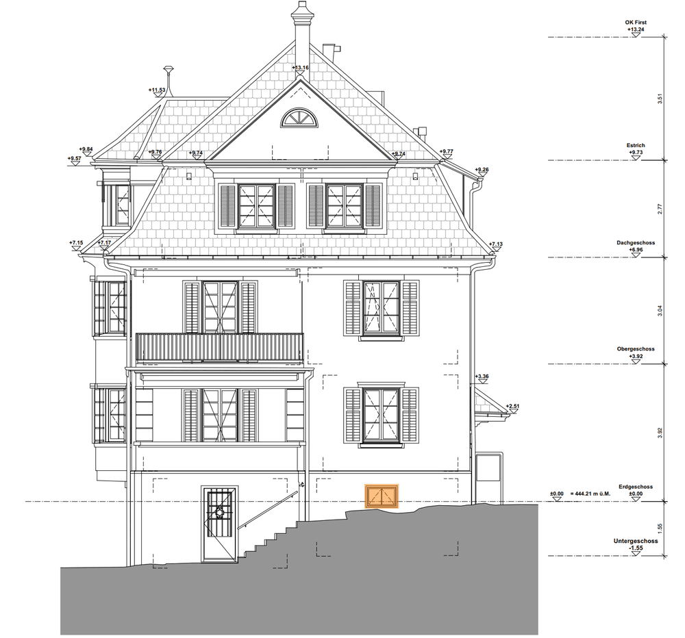 Technische Zeichnung eines traditionellen Hauses mit Beschriftungen und Abmessungen, Seitenansicht zur architektonischen Darstellung.