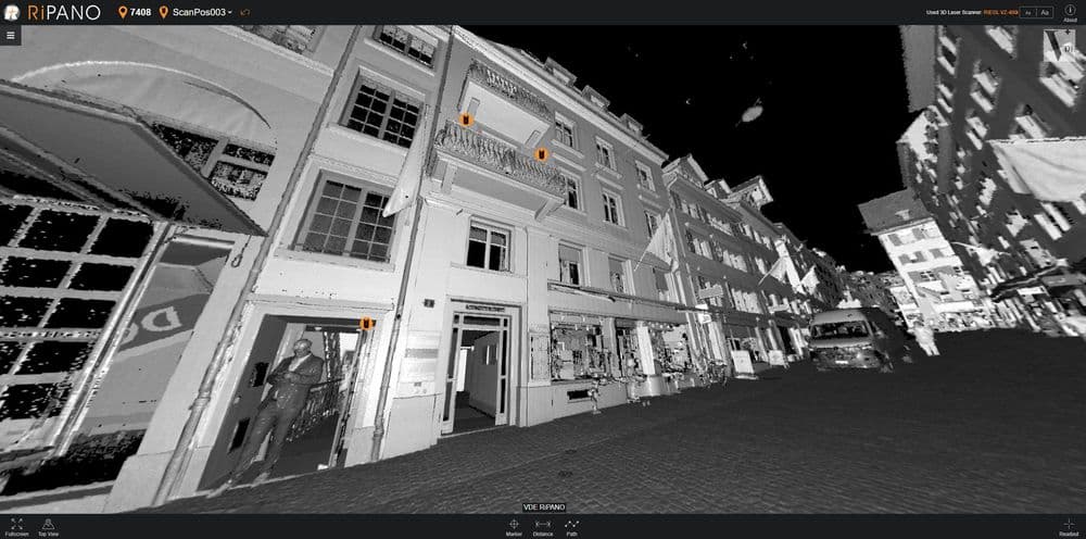 Schwarzweiß-Ansicht einer historischen Altstadtstraße mit mehrstöckigen Fassaden und Schaufenstern, dargestellt in einer Ripano-3D-Tour-Oberfläche mit Navigationssymbolen.
