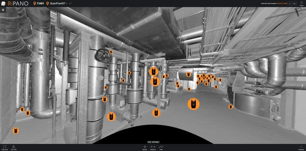 Screenshot einer 3D-Scan-Ansicht (RIPANO) eines Technikraums mit Rohrleitungen, Lüftungskanälen und vielen orangefarbenen Markierungspunkten für Prüf- oder Mängelstellen.