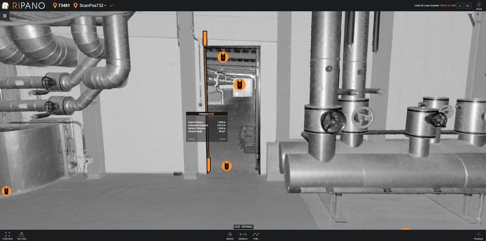 Ripano-Software Screenshot: 3D-Laserscan eines Technikraums/Kellers mit Rohrleitungen und Ventilen; Messpunkte und Markierungen für Rohrinspektion und Dokumentation.