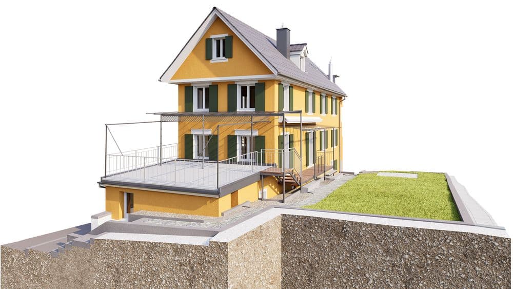 3D-Visualisierung eines gelben Einfamilienhauses mit Satteldach, großer Terrasse und Balkon, Kelleransicht im Schnitt, Treppe und Rasenfläche auf weißem Hintergrund.