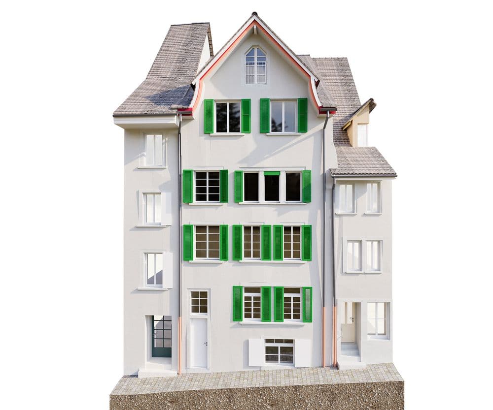 Weißes mehrstöckiges Wohnhaus mit Satteldach, grünen Fensterläden und vielen Fenstern, frontal auf weißem Hintergrund, Architektur-Visualisierung eines Altbaus.