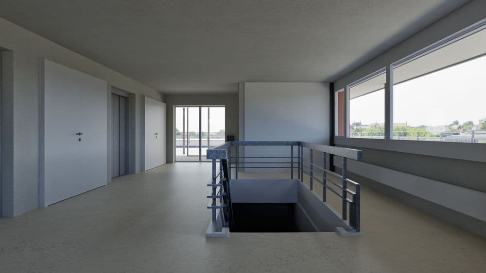 Modernes Treppenhaus im Neubau: heller Flur mit Metallgeländer, großen Fenstern, Aufzugstüren und Türen zu Wohnungen, Tageslicht und Blick nach draußen.