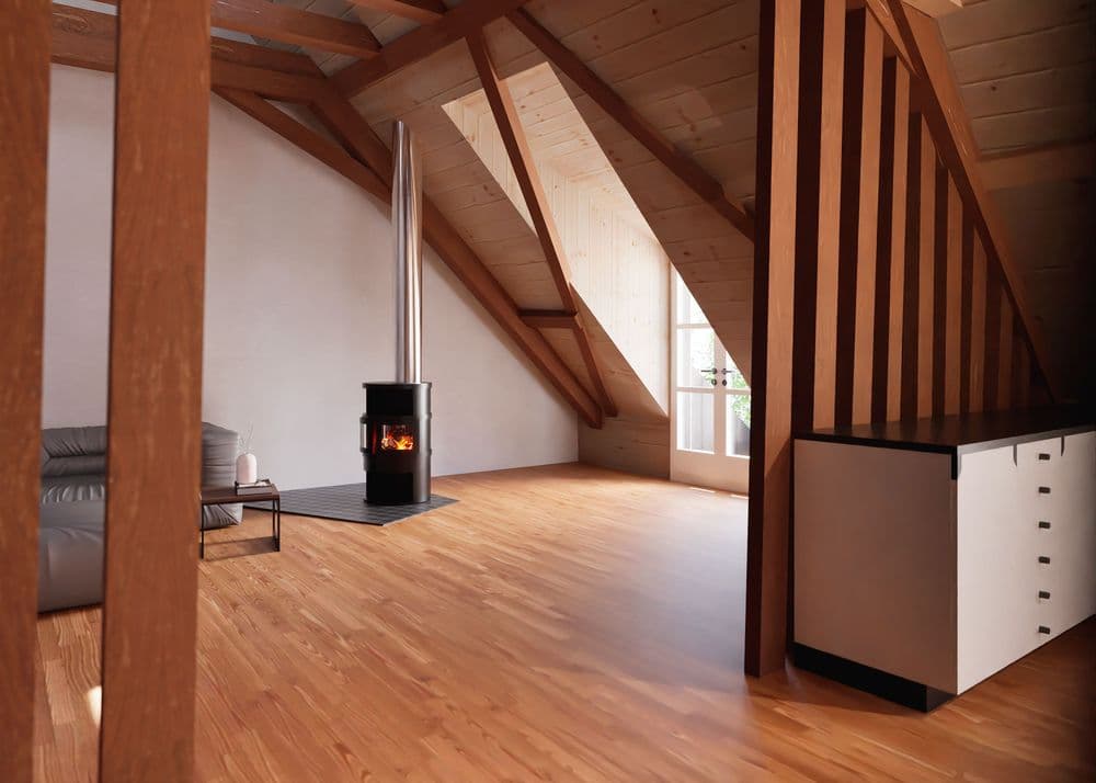 Loftwohnung mit Holzinterieur, Kaminofen, großen Fenstern und modernem Sofa.