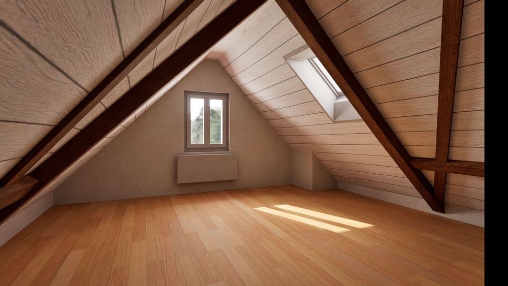 Heller, leerer Dachboden mit Holzfußboden, sichtbaren Dachbalken und zwei Fenstern (Giebelfenster und Dachfenster); Sonnenlicht fällt in den ausgebauten Dachraum.