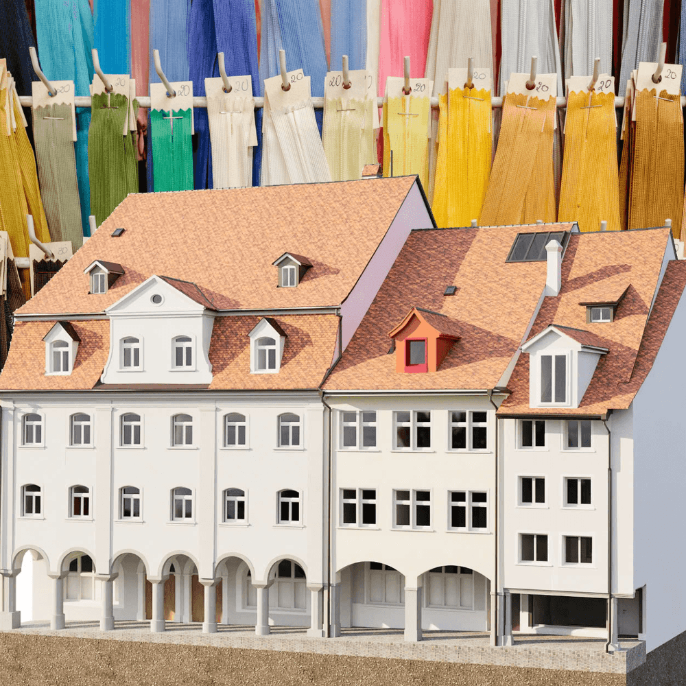 Altes Stadthaus vor bunten Wäscheleinen.