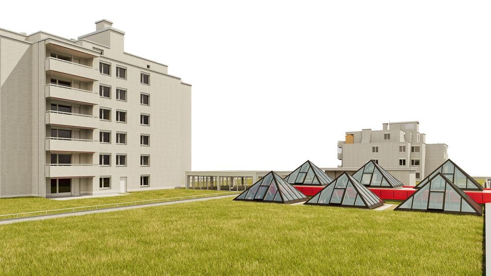 Ein modernes Wohngebäude mit Balkonen neben einer Rasenfläche und gläsernen Pyramidenstrukturen.