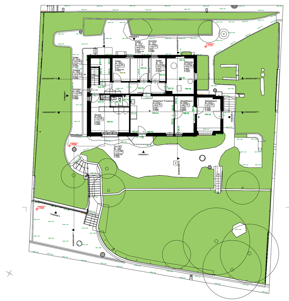 Grundrisszeichnung eines Hauses mit Beschriftungen und umgebendem Garten.