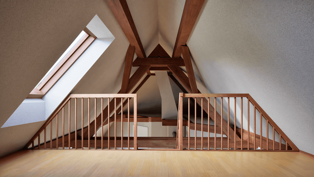 Ausgebauter Dachboden mit sichtbaren Holzbalken, Galerie und Holzgeländer, helles Tageslicht durch Dachfenster, moderner Loft-Ausbau mit schrägen Wänden und Holzfußboden.