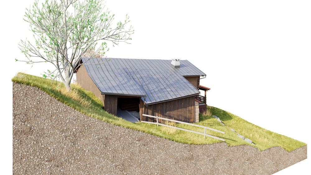 3D-Rendering einer Berghütte mit Holzfassade und Metalldach am Hang, mit Wiese, Baum und kleinem Zaun; Schnittdarstellung des Geländes auf weißem Hintergrund.