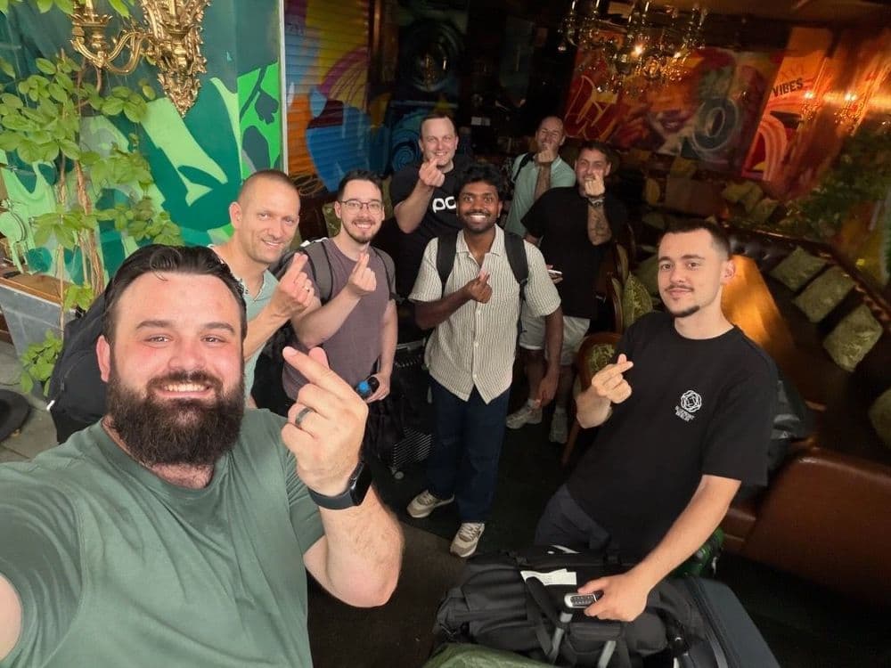 Erfolgreiches Team posiert nach einer Teambuilding-Aktivität in Vietnam