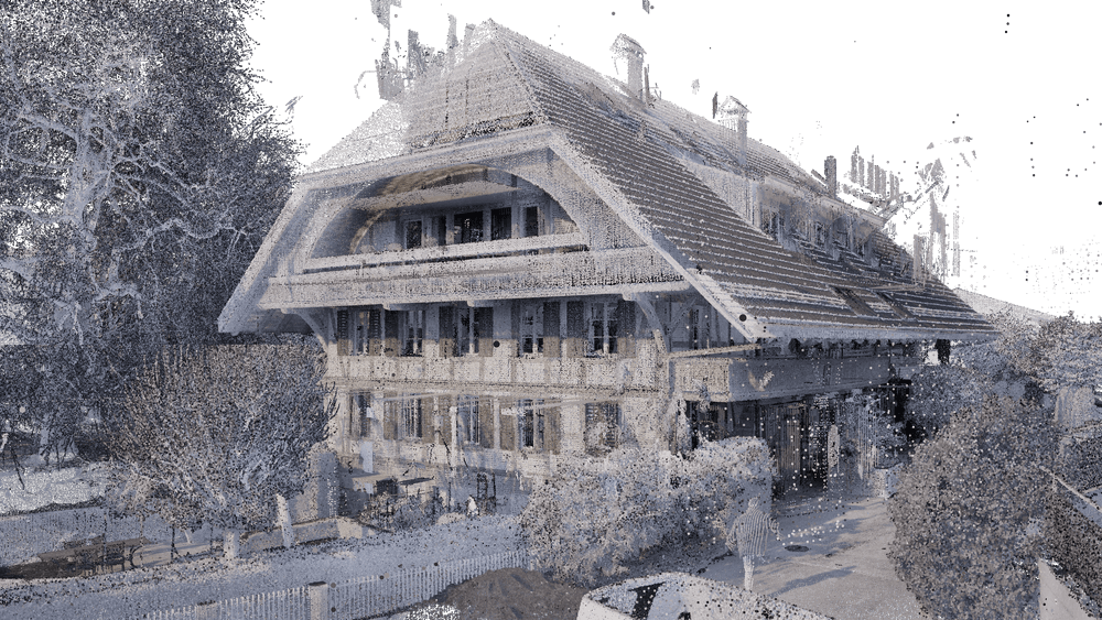 3D-Punktwolke eines großen Chalet-Hotels mit Satteldach, Balkonen und Eingang, umgeben von Bäumen und Garten – Laserscan/Photogrammetrie-Visualisierung eines Gebäudescans.