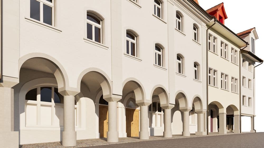 Historische Stadthäuser mit Bögen in einer europäischen Altstadt.