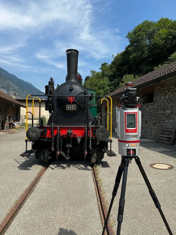 Alte Dampflokomotive vor Kamerastativ, Eisenbahnmuseum im Freien.