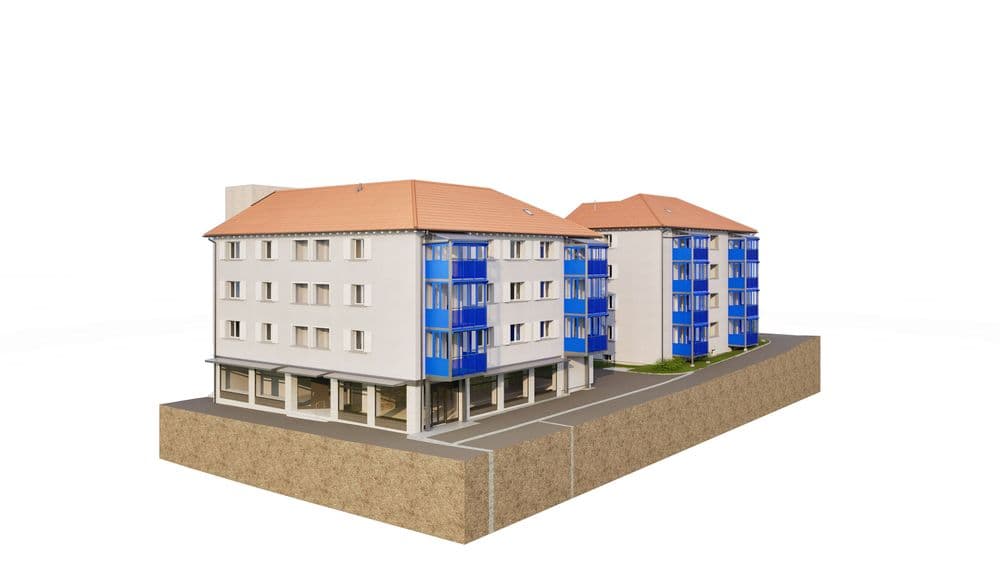 Mehrfamilienhaus mit roten Dächern und blauen Balkonen, moderne Architektur, auf einem erhöhten Grundstück.