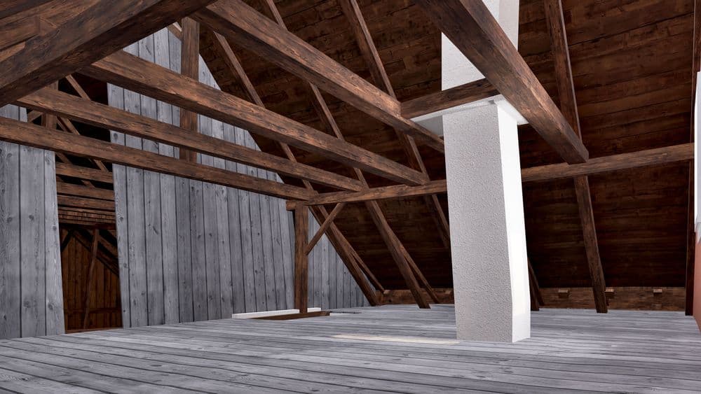 Ausgebauter Dachboden mit sichtbaren Holzbalken und Holzdecke, grauem Holzboden, Holzverkleidung und weißer Stützsäule; leeres Dachgeschoss-Interieur, rustikaler Innenraum.