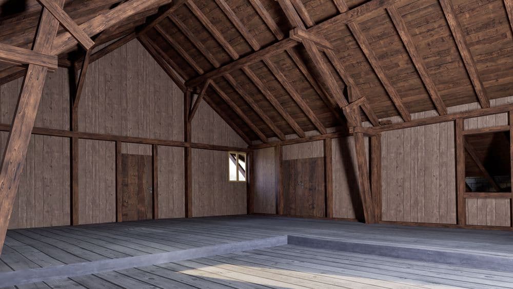 Leerer Dachboden aus Holz mit sichtbaren Balken, Holzboden und mehreren Türen, kleines Fenster und offene Nische, rustikaler Innenraum einer Scheune oder Lagerhalle.