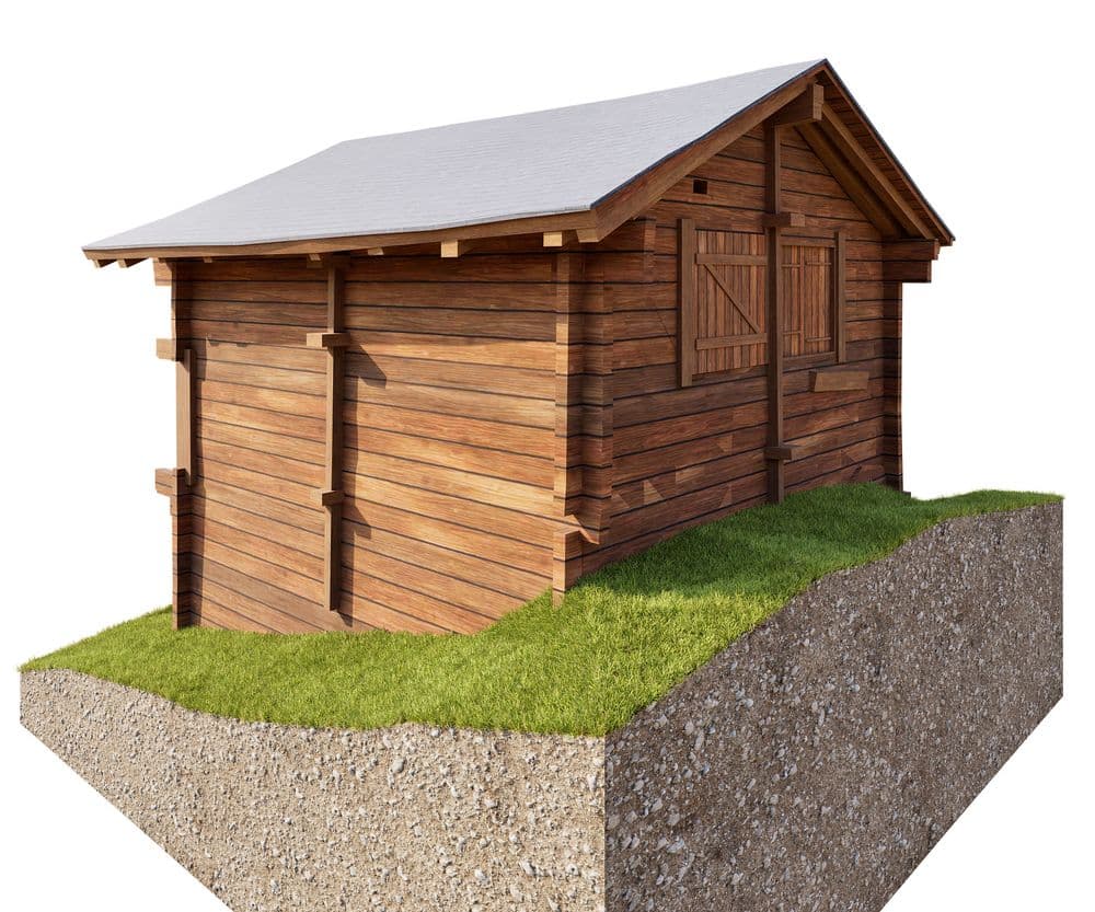 3D-Rendering einer braunen Holzhütte mit Satteldach und Fensterläden auf grasbewachsenem Fundament, freigestellt auf weißem Hintergrund.