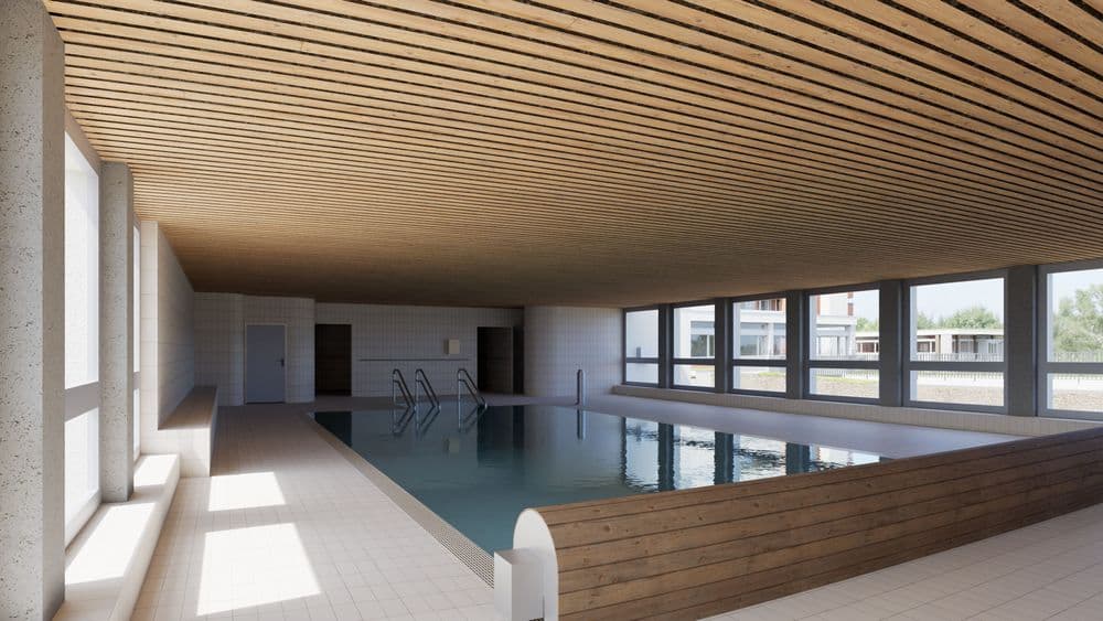 Modernes Hallenbad mit rechteckigem Schwimmbecken, Holzlamellen-Decke, großen Fensterfronten und hellem Fliesenboden; ruhiger Innenpoolbereich mit Einstiegstreppe und Tageslicht.