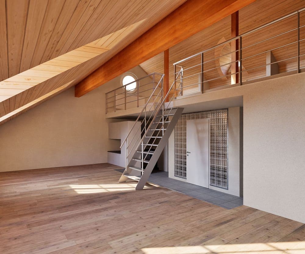 Moderner Dachausbau mit Holzbalken, Galerieebene und Metalltreppe; heller Loft-Raum mit Holzfußboden, Rundfenster und weißer Tür – Architektur- und Innenraumdesign.