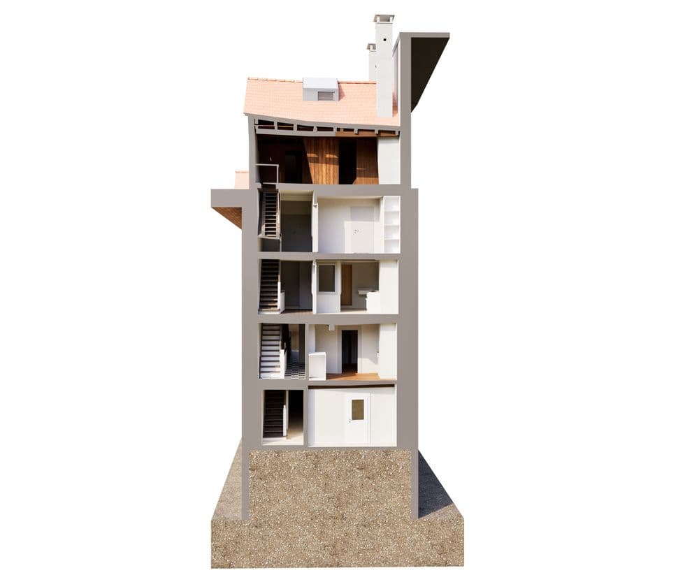 3D-Schnittansicht eines mehrstöckigen Wohnhauses mit Treppenhaus, Zimmeraufteilung und Dachgeschoss; architektonisches Gebäudemodell mit Fundament und Querschnitt für Bauplanung.