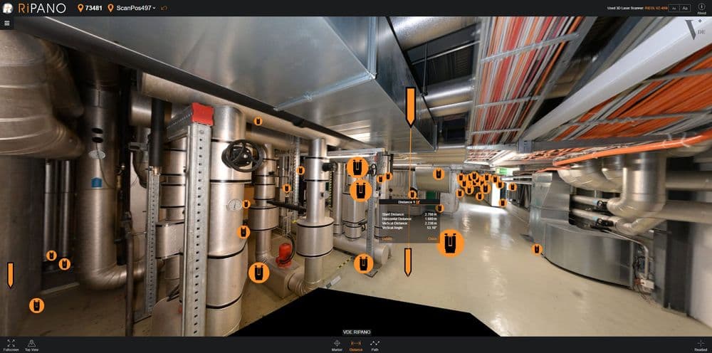 360°-Panorama eines Technikraums mit großen Lüftungskanälen, Rohren und Industrieanlagen; zahlreiche orange Markierungen/Hotspots in einer digitalen Inspektions- oder Wartungssoftware.