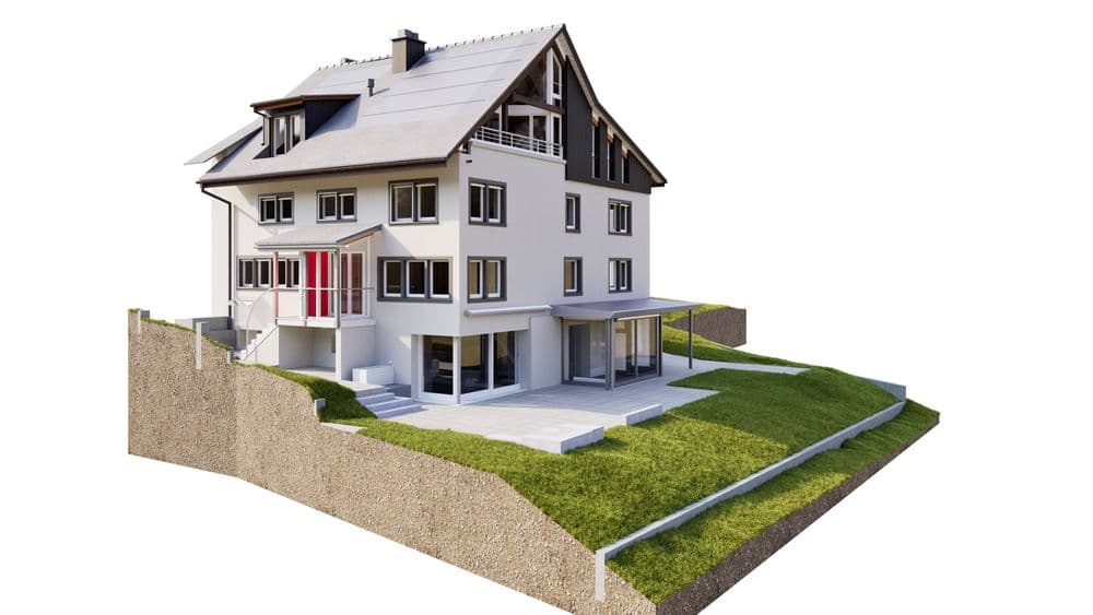 3D-Visualisierung eines modernen Mehrfamilienhauses mit Satteldach, Balkon, Terrasse und Garten auf Hanggrundstück, weiß-graue Fassade, rote Eingangstür, isoliert vor weißem Hintergrund.