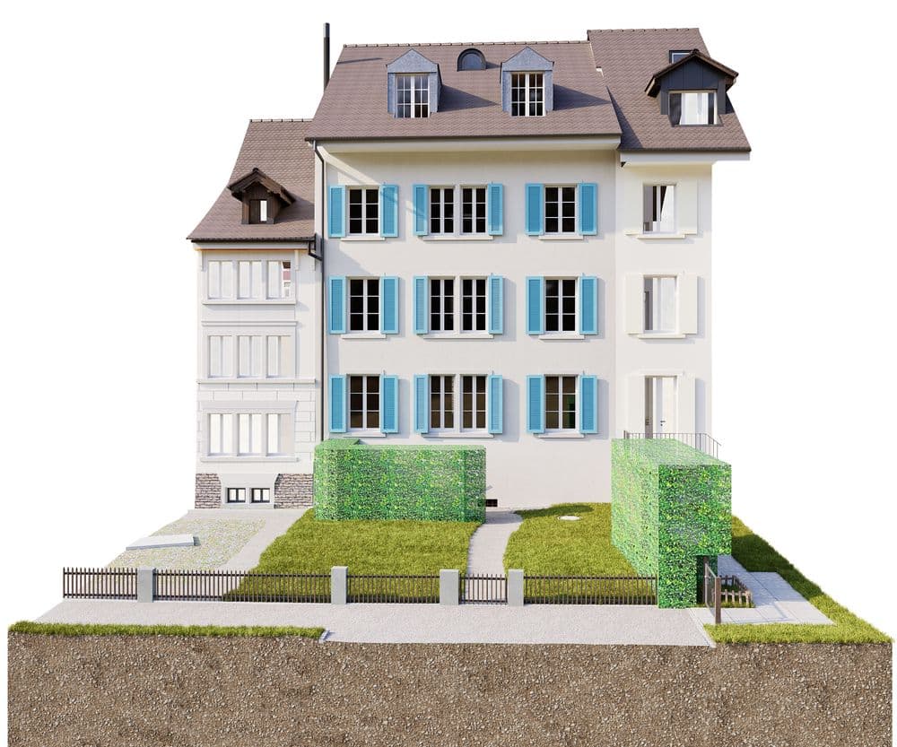 3D-Visualisierung eines mehrstöckigen Wohnhauses mit blau-grauen Fensterläden, Mansarddach und Vorgarten mit Hecken, Zaun und Gehweg, Frontansicht freigestellt auf weißem Hintergrund.