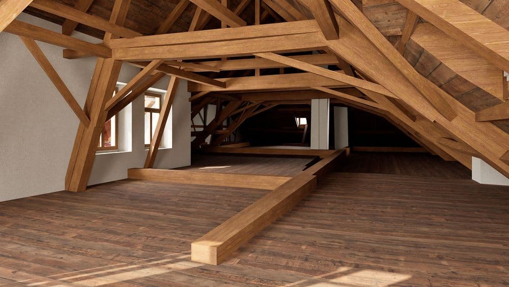 Holzdachstuhl in ausgebautem Dachboden mit sichtbaren Balken, Holzfußboden und Fensterlicht – Innenansicht eines Dachgeschosses mit Sparrenkonstruktion.
