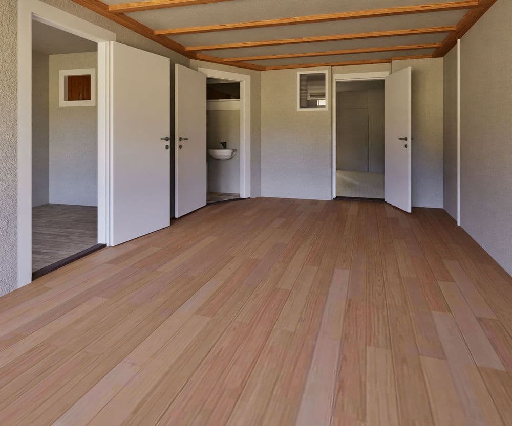Leerer Innenraum mit neuem Holzfußboden, sichtbaren Deckenbalken und mehreren offenen weißen Türen; Blick in angrenzende Räume und kleines Fenster – renoviertes Zimmer in modernem, schlichtem Stil.