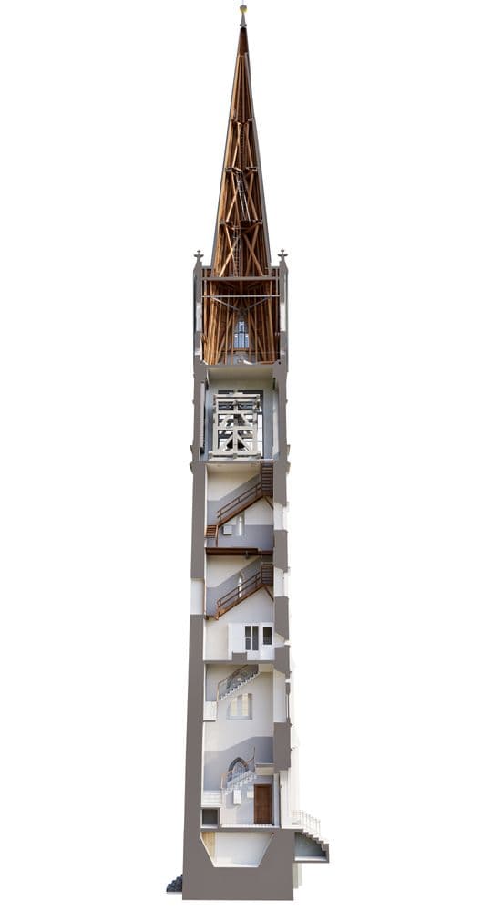 Schnittmodell eines Kirchturms mit hohem Spitzhelm: Innenansicht mit Treppen, Zwischenebenen und Glockenstube, freigestellt auf weißem Hintergrund.