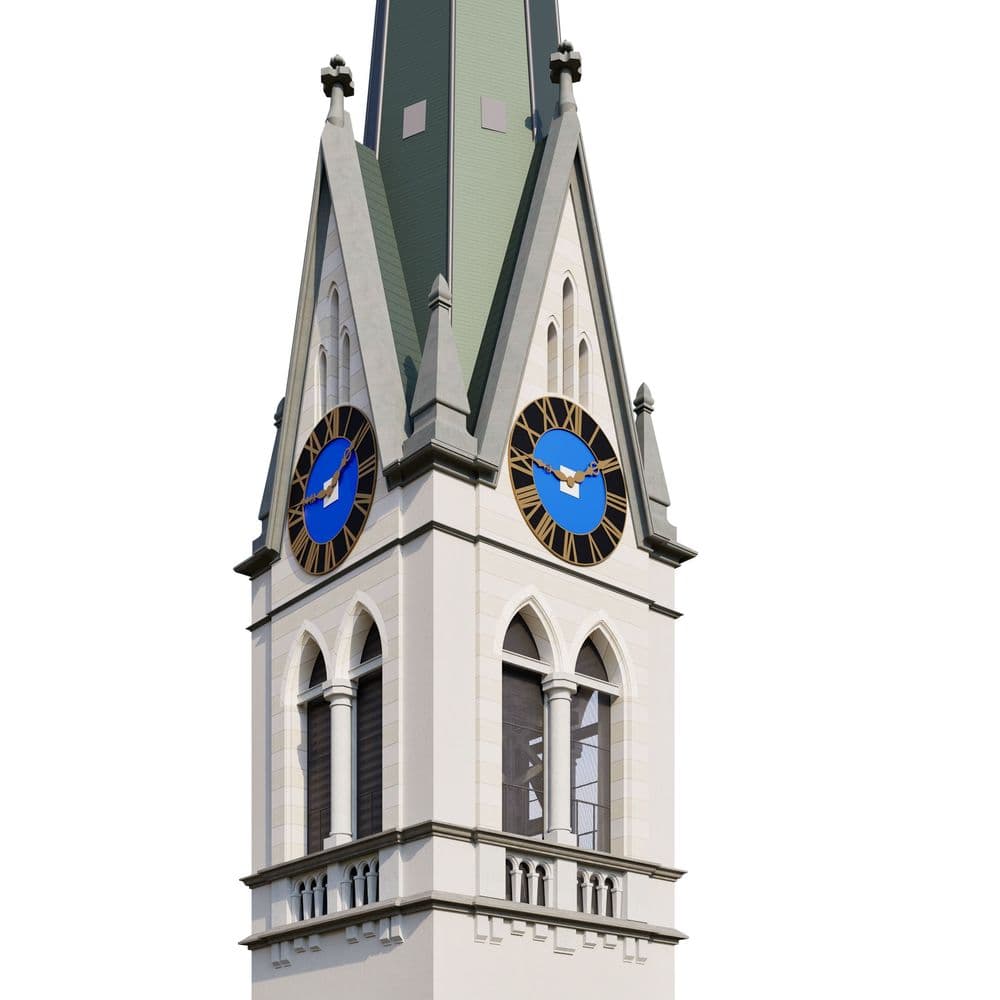 Kirchturm mit grüner Turmspitze und zwei großen blauen Zifferblättern, gotische Fenster und helle Steinfassade vor weißem Hintergrund.