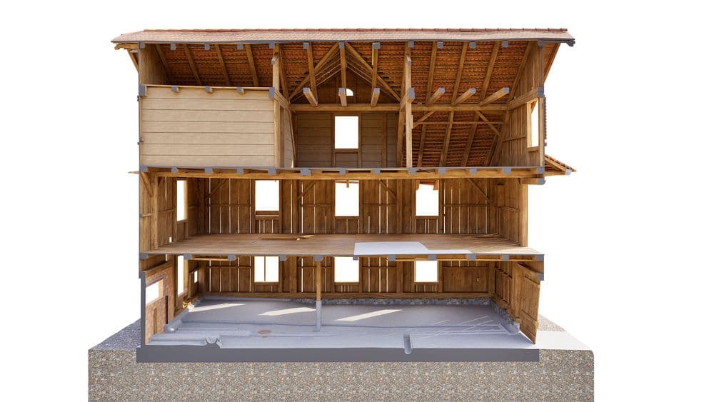 3D-Visualisierung eines Haus-Querschnitts: mehrstöckiger Holzrahmenbau im Rohbau mit sichtbaren Balken, Dachstuhl, Fensteröffnungen und Fundament auf weißem Hintergrund.
