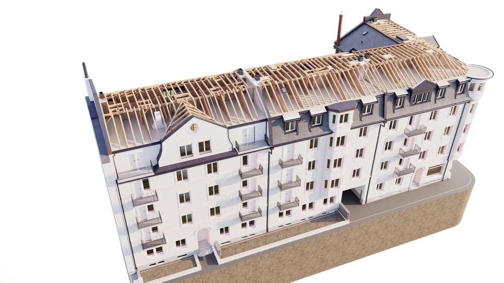 Modell eines großen Gebäudes mit teilweise fertiggestelltem Dach und sichtbaren Dachbalken auf weißem Hintergrund.