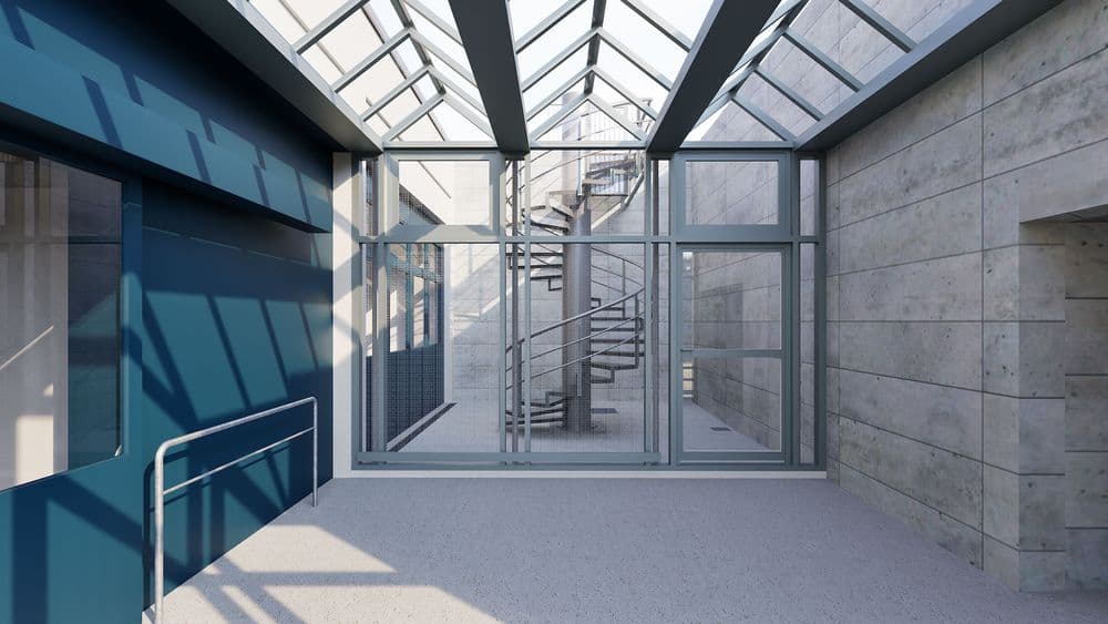 Moderner Industrie-Innenhof mit Glasdach, Betonwänden und großen Fensterfronten; Blick auf Metall-Spindeltreppe und Laufsteg, lichtdurchflutete Architektur in minimalistischer Gestaltung.