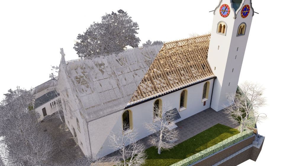 3D-Scan einer weißen Kirche mit Glockenturm und bunten Uhren, teilweise freigelegtem Dachstuhl, umgeben von Bäumen und Kirchhof – Vogelperspektive, digitale Architekturvisualisierung.