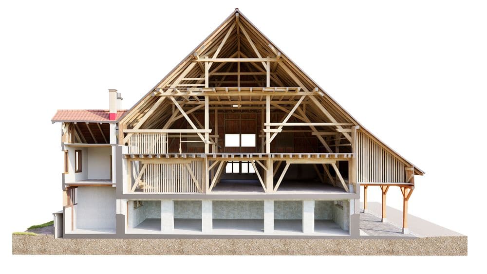 Schnittansicht eines Holzrahmenhauses mit sichtbarem Dachstuhl und Balkenstruktur, Betonfundament und angebautem Nebenteil – Architektur-Visualisierung auf weißem Hintergrund.