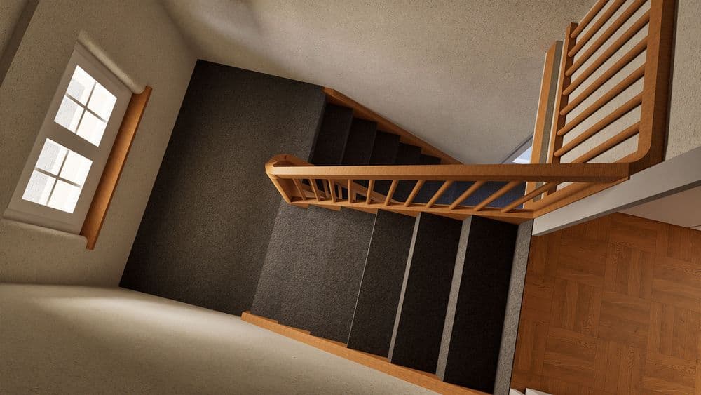 Blick von oben auf Treppenhaus mit grauem Teppich auf Holztreppe, Holzgeländer und Fenster mit Tageslicht in einem Wohnhaus-Interieur.