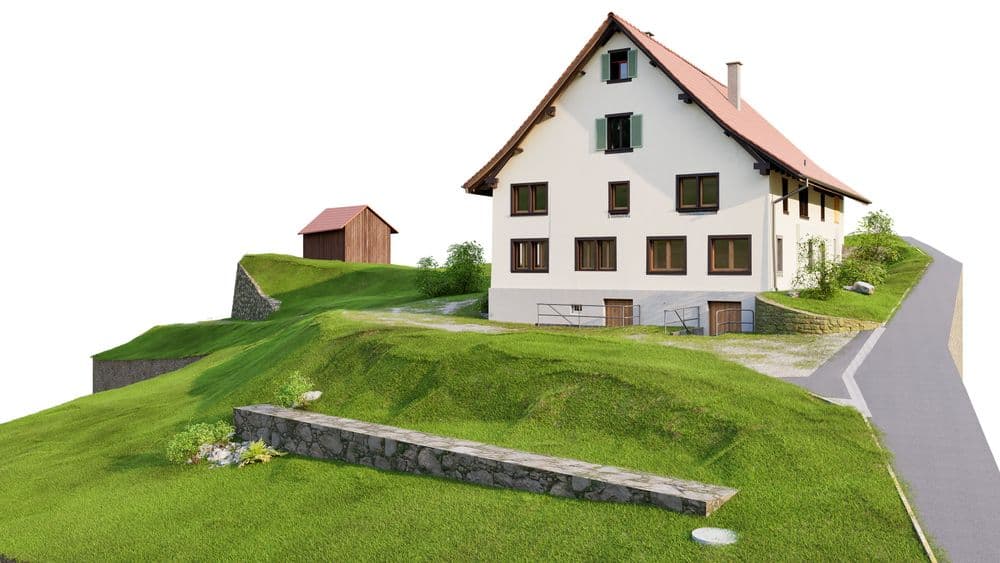 Ein traditionelles Haus mit rotem Dach auf einem grünen Hügel, neben einer kleinen Holzhütte, umgeben von gepflegtem Rasen und Garten.