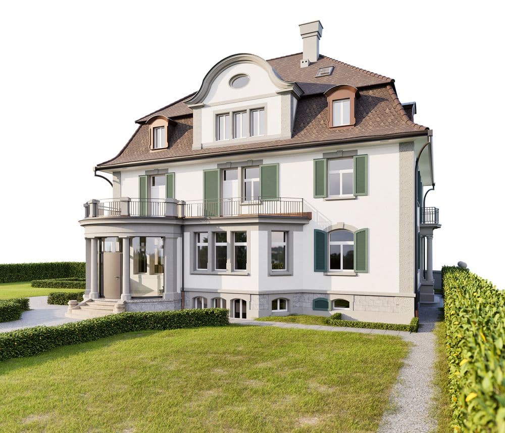 Große, zweistöckige Villa mit grünen Fensterläden und einem gepflegten Garten.
