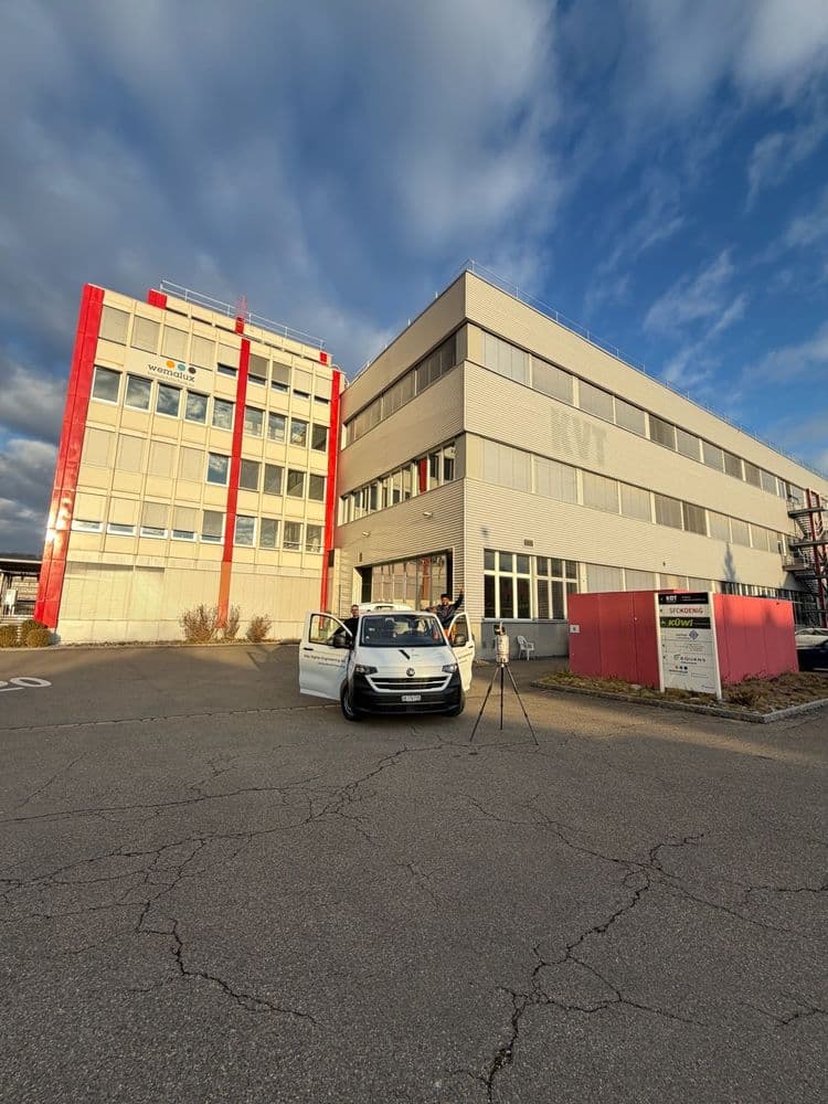 Gebäudeaufnahme einer Anlage mit 3D-Laserscanner vor Ort