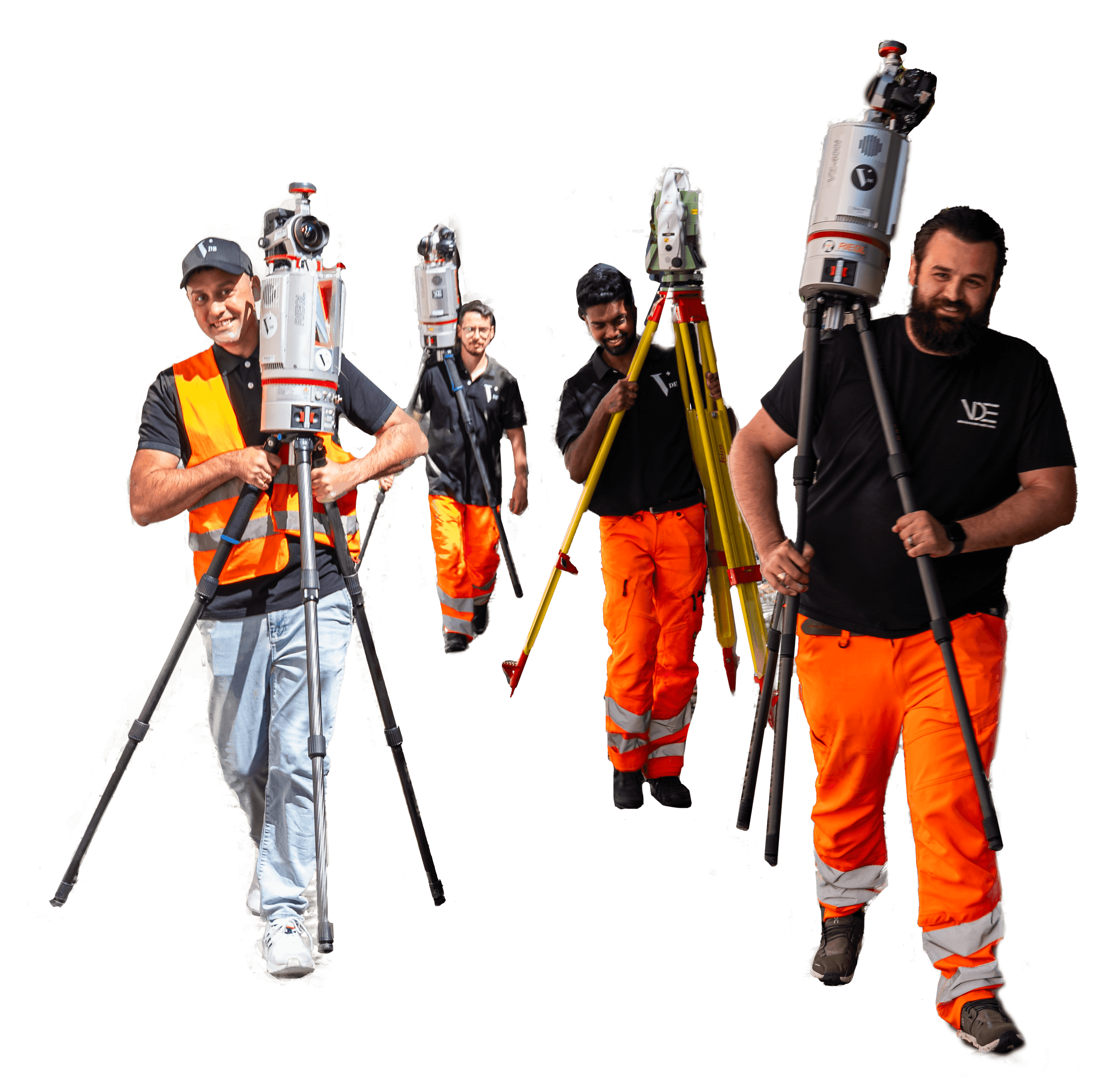 Eine Gruppe von vier Bauingenieuren trägt Vermessungsgeräte. Sie tragen Schutzkleidung und wirken konzentriert.