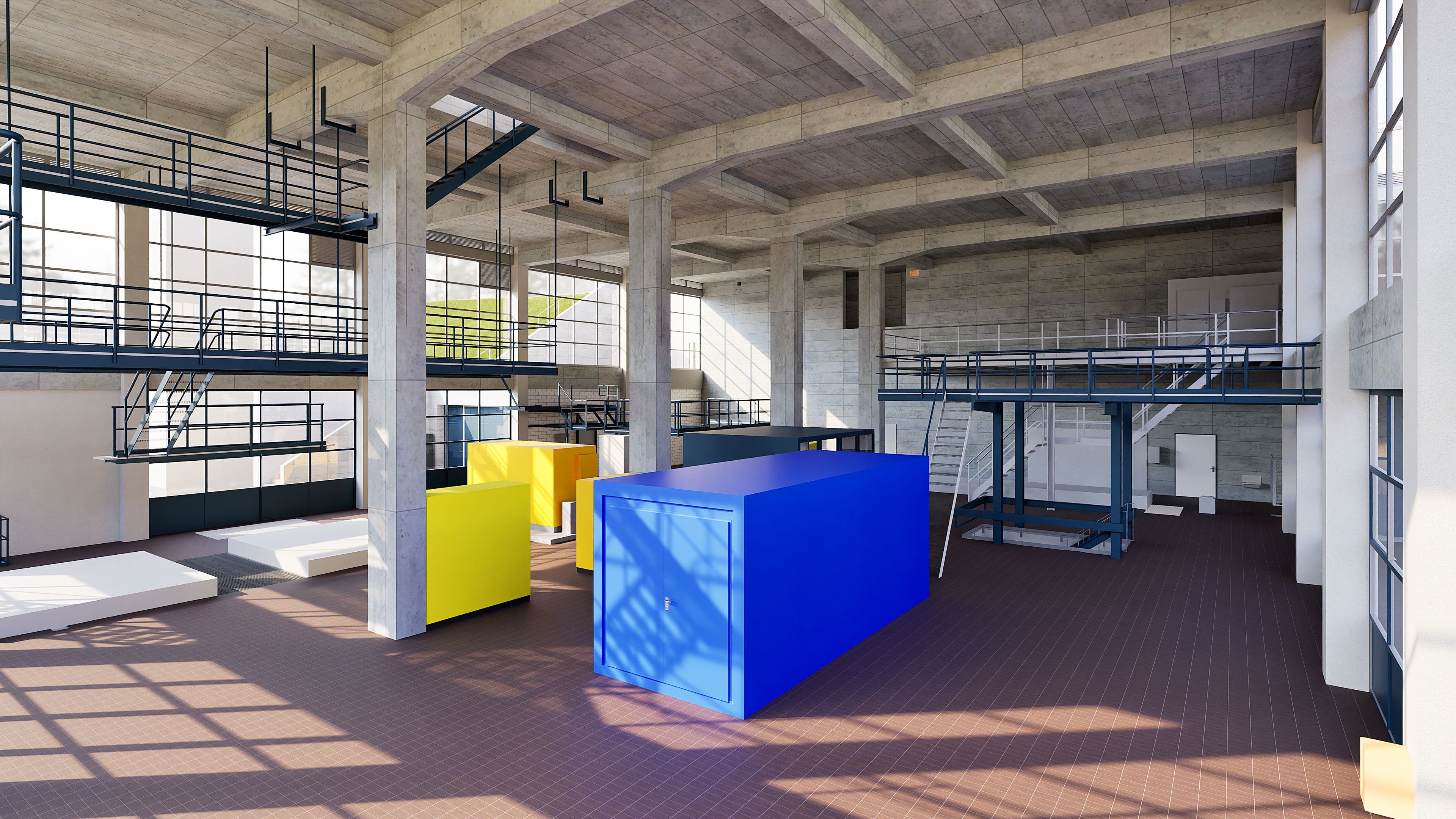 Helle Industriehalle mit Betonstützen, Galerien und Treppen; im Vordergrund große blaue und gelbe Container/Boxen auf Fliesenboden, Sonnenlicht fällt durch hohe Fenster.